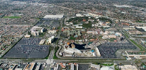 Umgeben von der Stadt Anaheim  liegen die beiden Disneyparks