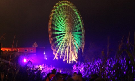 Toller Blick auf das Riesenrad in der Warteschlange zu "Vorgeführt".