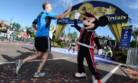 Mickey begrüßte die Läufer im Ziel