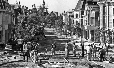 Kurz vor der großen Eröffnung des Parks ist die Main-Street noch eine Baustelle.