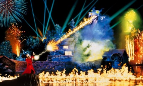 In einer extra für die Show errichteten Arena findet in den Hollywood Studios Fantasmic statt