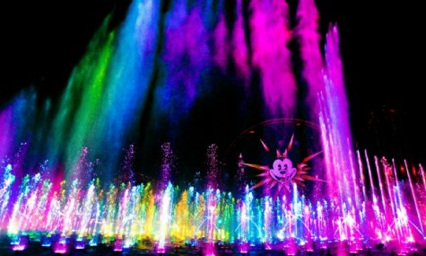 Am Abend findet am Paradise Pier des Disney California Adventue die farbenfrohe World of Color statt