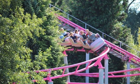 Einmalig und gewagt: Der familienfreundliche Vekoma-Coaster in Pink am Parkrand