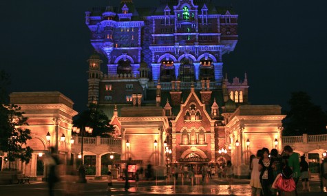 Der Tower of Terror in DisneySEA bei Nacht