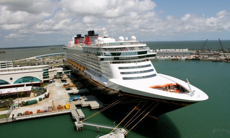 Das Flagschiff - die Disney Fantasy - im Hafen von Port Canaveral