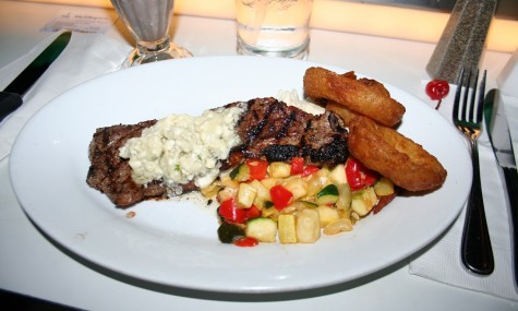 New York Strip Steak mit Knoblauchkaroffelbrei und Gemüse - Sci-Fi Dine-In Theater, Hollywood Studios 