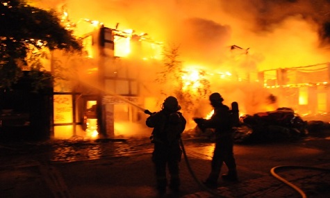 Die ganze Nacht lang kämpfte die Feuerwehr gegen die Flammen