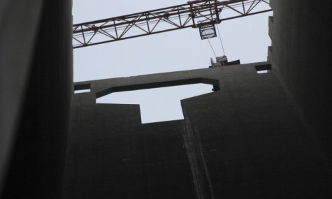 Der Blick in den Turm zeigt die Durchfahrt der Trennwand in über 70 Metern Höhe - Anklicken zum Vergrößern!