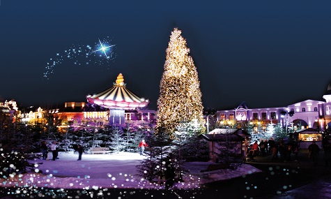 Der Kaiserplatz punktet mit dem riesigen Weihnachtsbaum, der außergewöhnlichen Eisfläche und der Abendshow 'Die magische Rose'