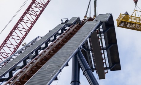 Die höchste Schiene des höchsten Dive Coasters wird installiert - Anklicken zum Vergrößern!