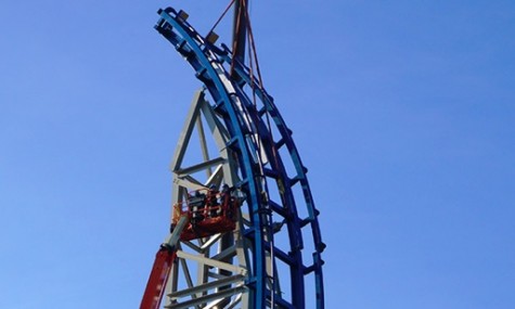 Blauer Himmel und die weltweiten Baustellen kommen gut voran - wie hier bei Pulsar in Walibi Belgium